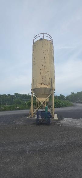 REDUCED PRICE -Stationary 300BBL Dust Silo (1 of 8)